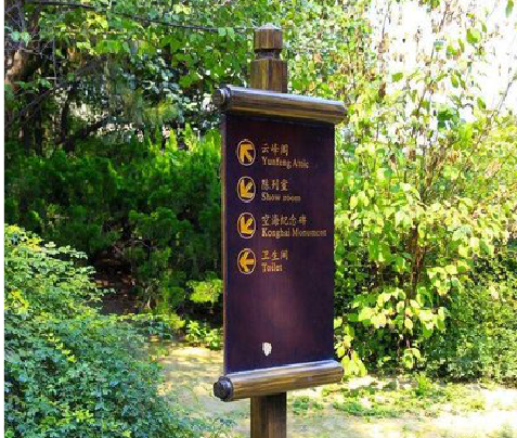  隆安标识牌与环境之间有什么关系？